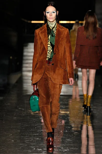 Look 19